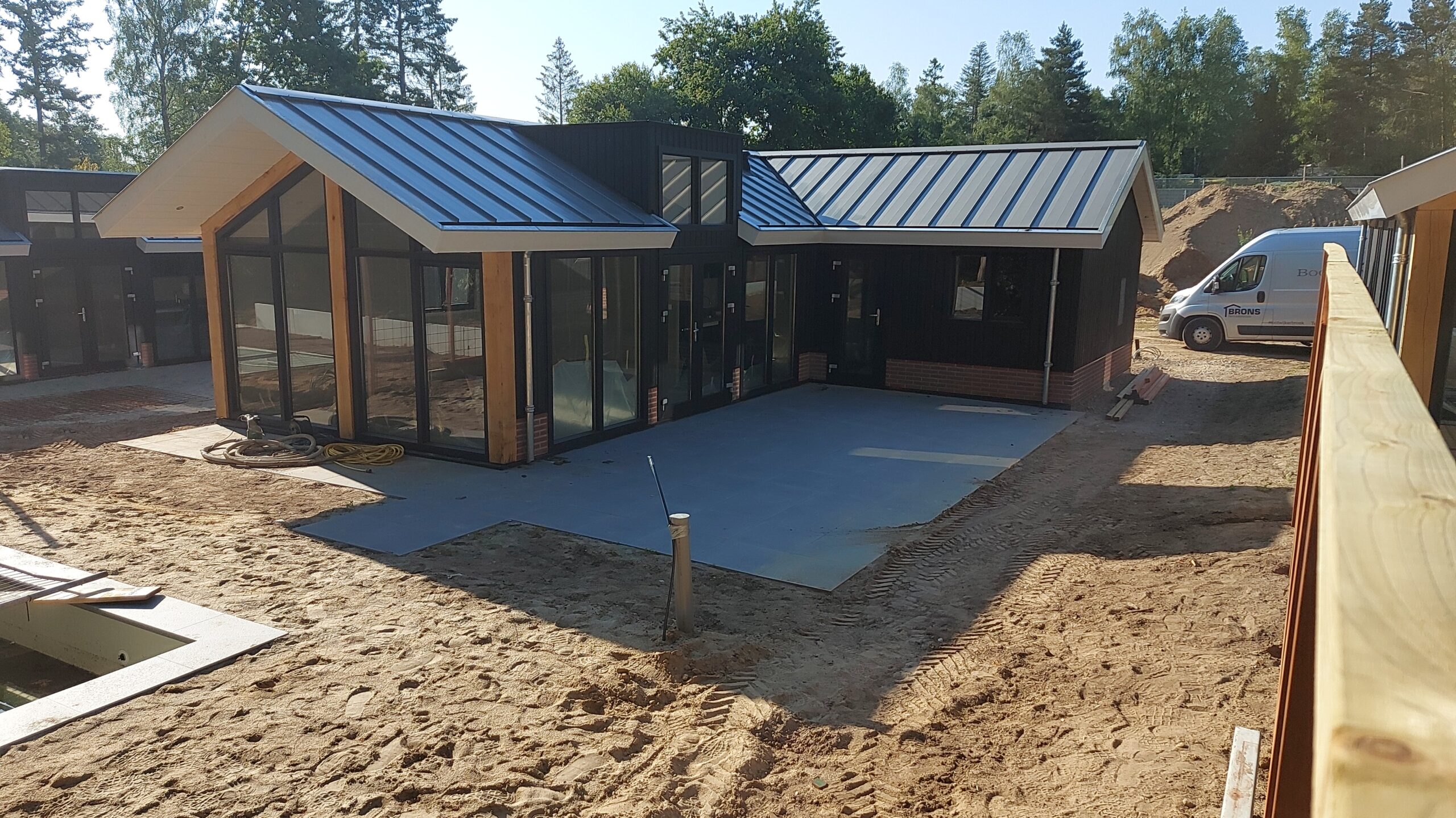 Chalet geplaatst door Boonzaaijer L- chalet zorgvuldig en vakkundig gebouwd en geplaatst.